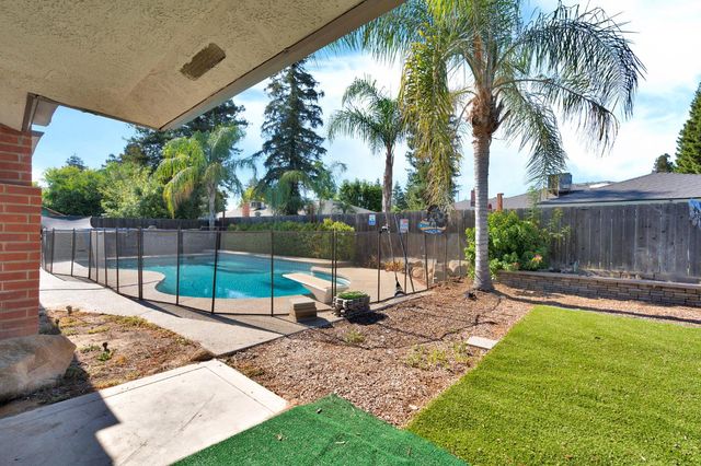 1661 E Fallbrook Avenue, Fresno, CA 93720