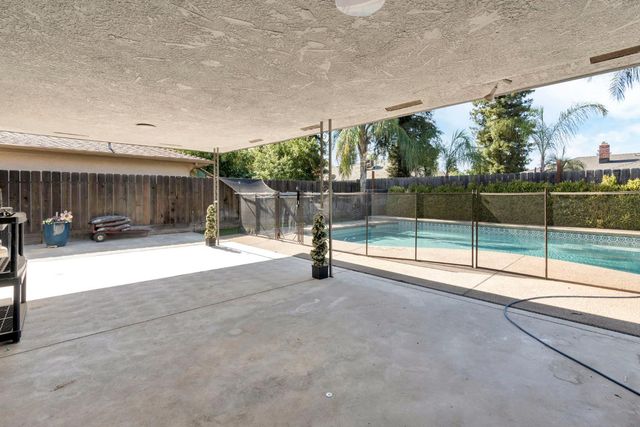 1661 E Fallbrook Avenue, Fresno, CA 93720