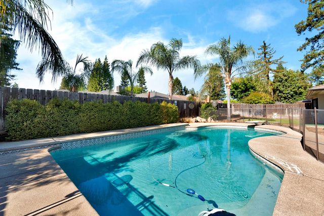 1661 E Fallbrook Avenue, Fresno, CA 93720