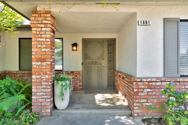 1661 E Fallbrook Avenue, Fresno, CA 93720