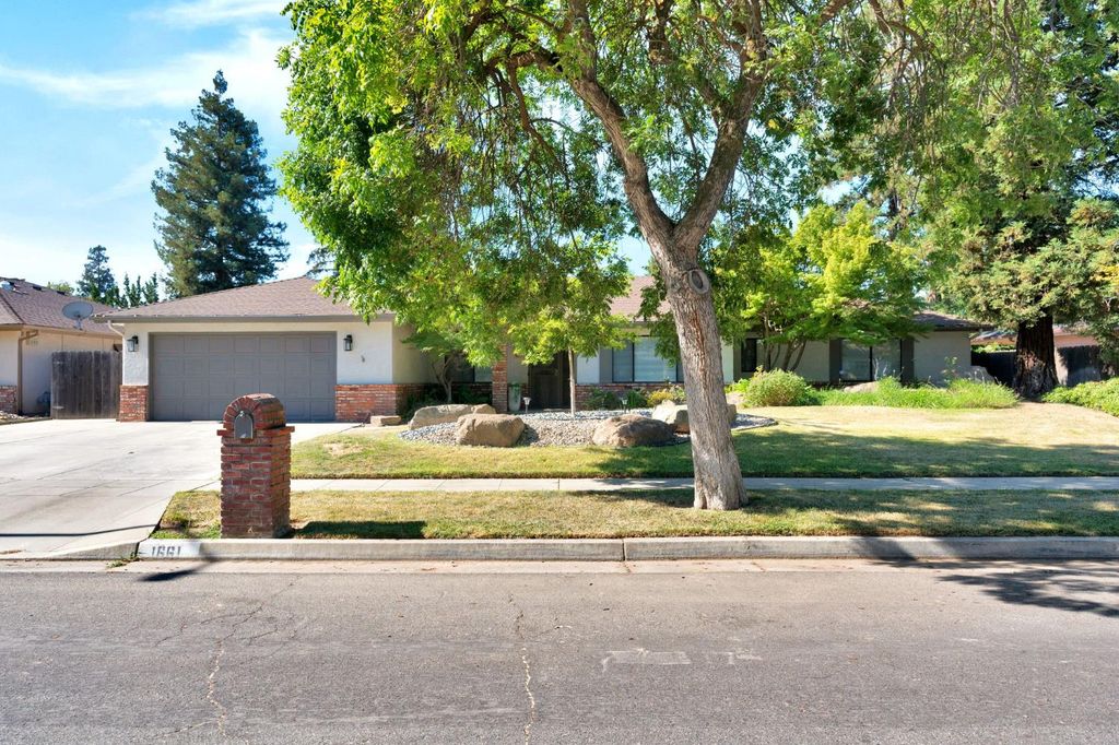 1661 E Fallbrook Avenue, Fresno, CA 93720
