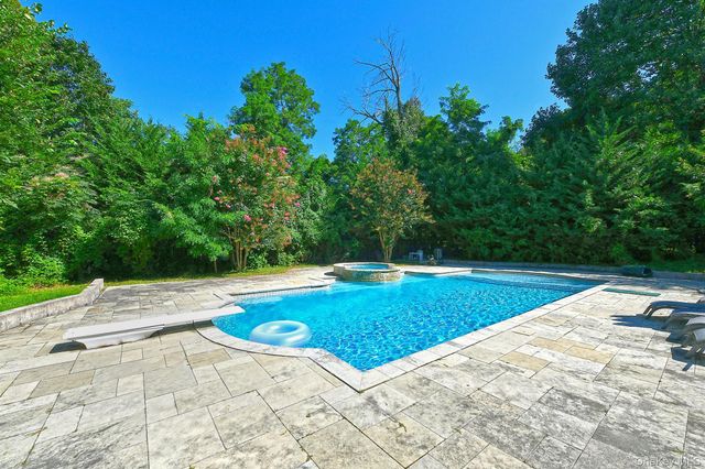 7 Saw Mill Lane, Cold Spring Harbor, NY 11724