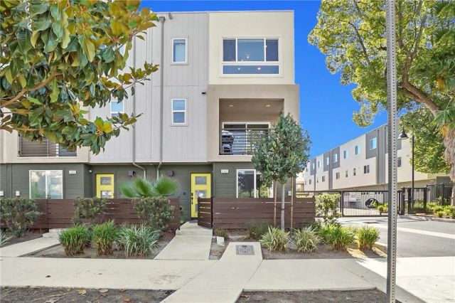 5262 N Bainbridge Place, Valley Village, CA 91607