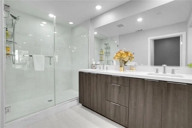 5262 N Bainbridge Place, Valley Village, CA 91607