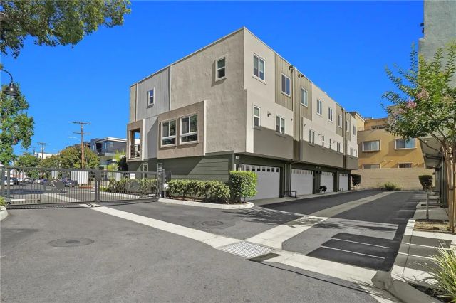 5262 N Bainbridge Place, Valley Village, CA 91607