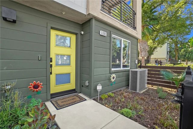 5262 N Bainbridge Place, Valley Village, CA 91607