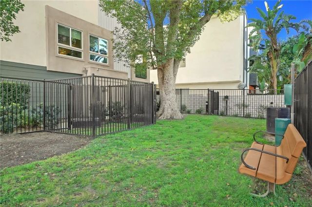 5262 N Bainbridge Place, Valley Village, CA 91607