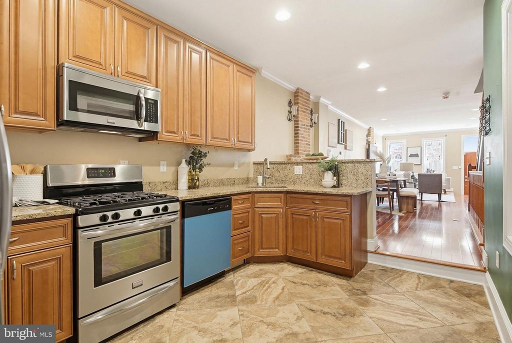 Image 11 of property listing at 122 W CLEMENT ST, Baltimore, MD 21230