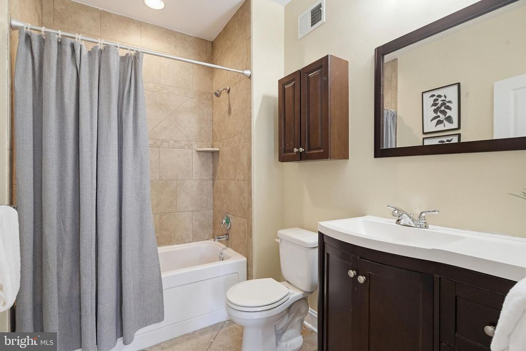 Image 17 of property listing at 122 W CLEMENT ST, Baltimore, MD 21230