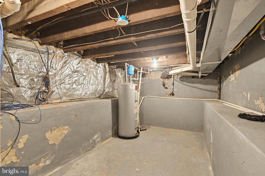 Image 27 of property listing at 122 W CLEMENT ST, Baltimore, MD 21230