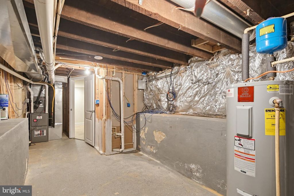 Image 28 of property listing at 122 W CLEMENT ST, Baltimore, MD 21230