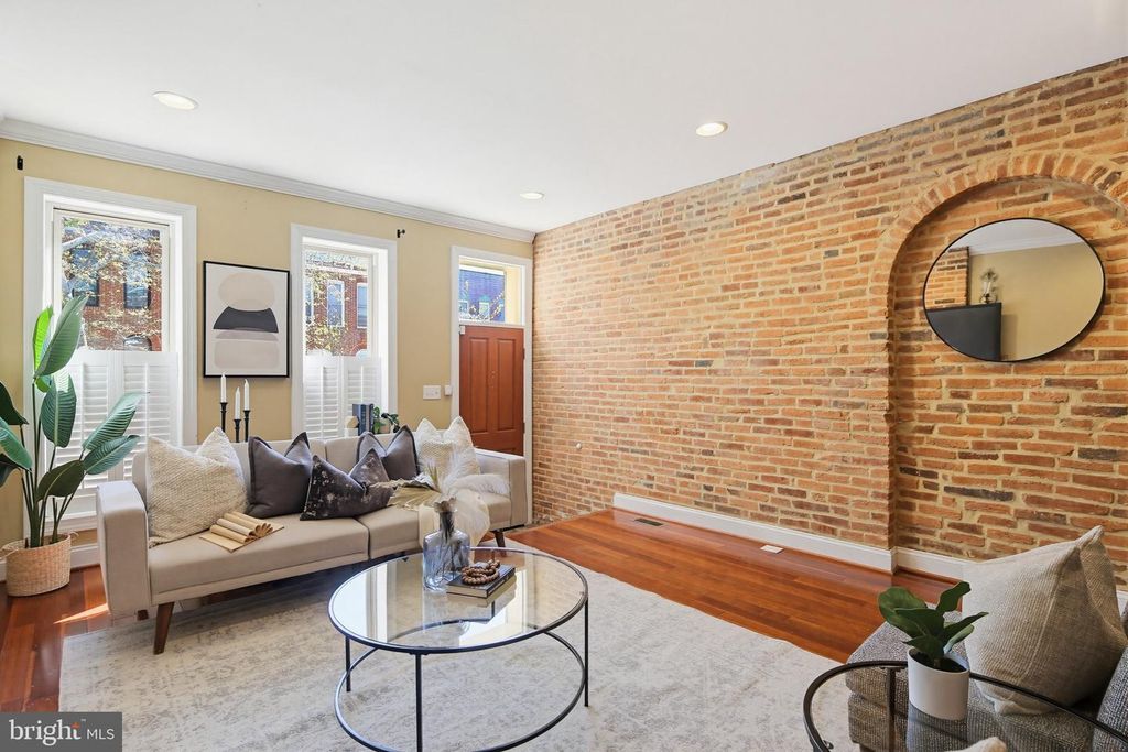 Image 3 of property listing at 122 W CLEMENT ST, Baltimore, MD 21230