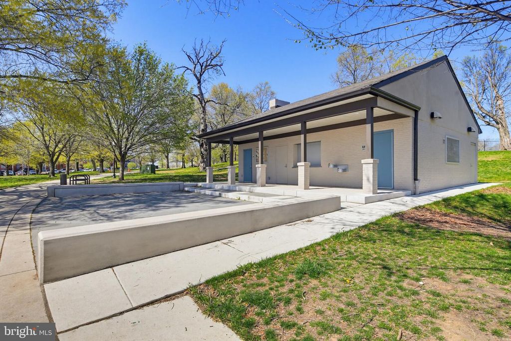 Image 35 of property listing at 122 W CLEMENT ST, Baltimore, MD 21230