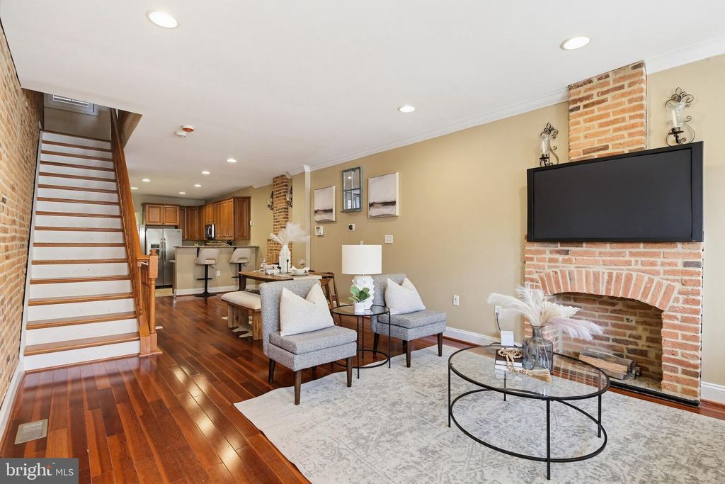 Image 4 of property listing at 122 W CLEMENT ST, Baltimore, MD 21230