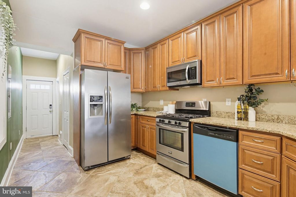 Image 5 of property listing at 122 W CLEMENT ST, Baltimore, MD 21230