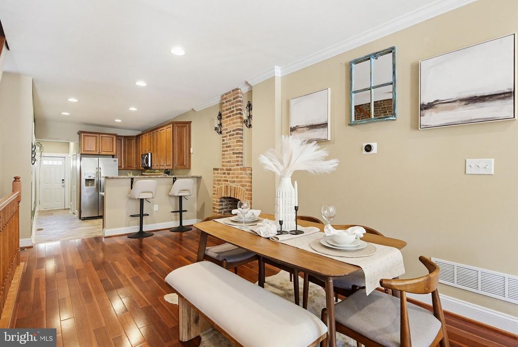 Image 6 of property listing at 122 W CLEMENT ST, Baltimore, MD 21230