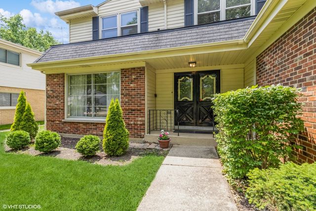 1612 N Burning Bush Lane, Mount Prospect, IL 60056