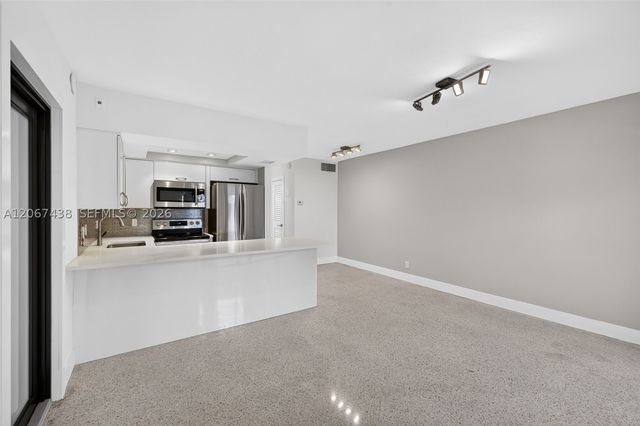 2190 NE 51st Court 105, Fort Lauderdale, FL 33308