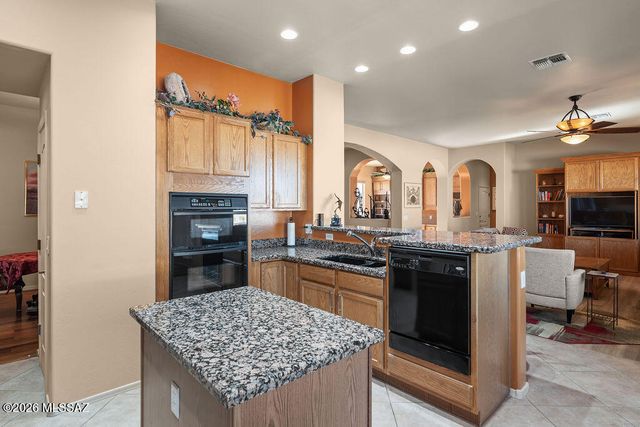 2020 W Cactus Run Drive, Green Valley, AZ 85622