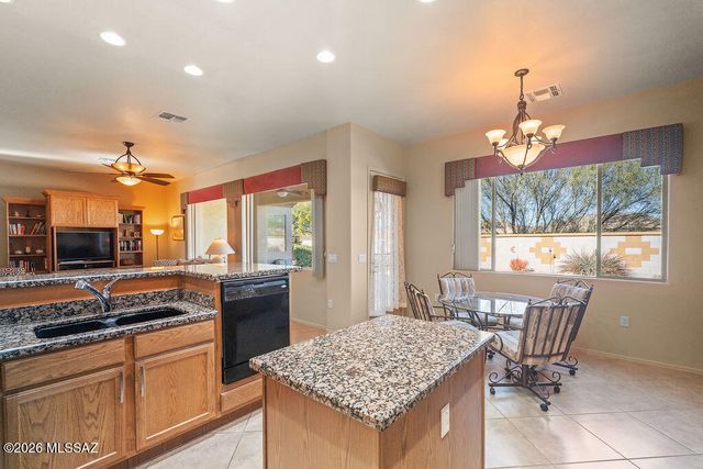 2020 W Cactus Run Drive, Green Valley, AZ 85622