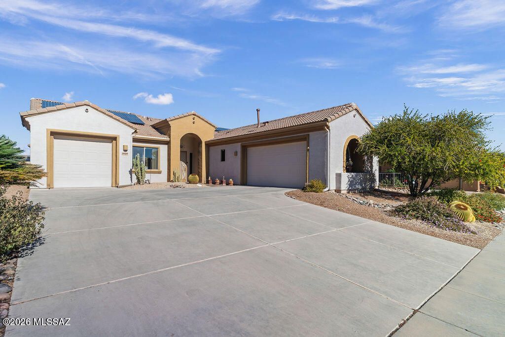 2020 W Cactus Run Drive, Green Valley, AZ 85622