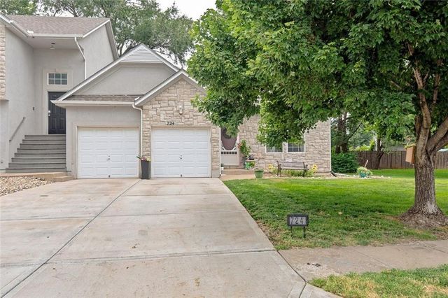 724 S Woodson Lane, Gardner, KS 66030