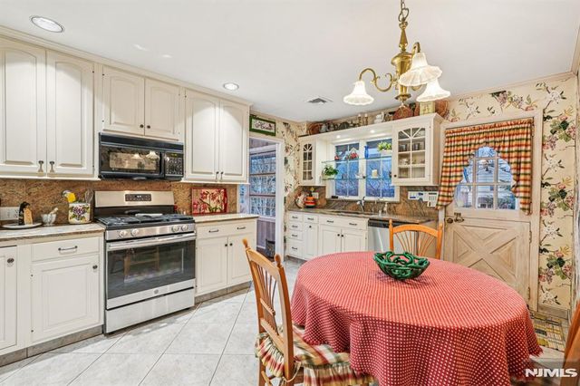 170 Hickory Avenue, Tenafly, NJ 07670