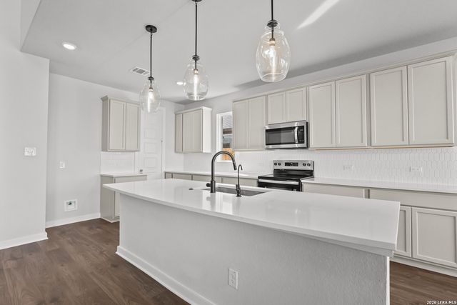 123 Heidi Hill, Castroville, TX 78009