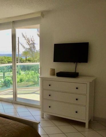 100 Bayview Dr 516, Sunny Isles Beach, FL 33160