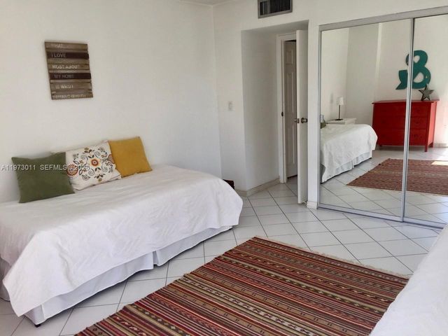 100 Bayview Dr 516, Sunny Isles Beach, FL 33160