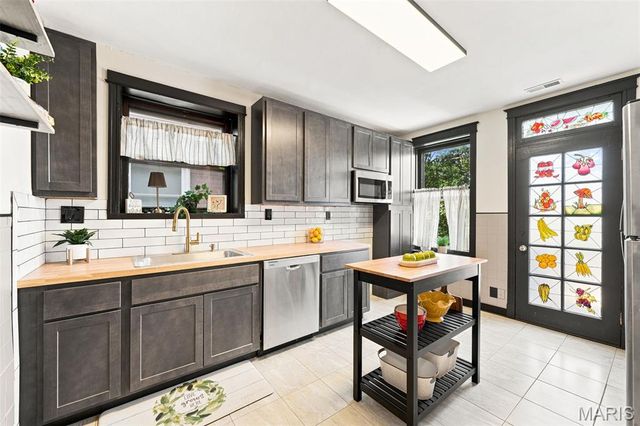 4995 Tholozan Avenue, St Louis, MO 63109