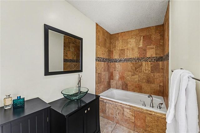 33 E 32nd Street, Kansas City, MO 64111