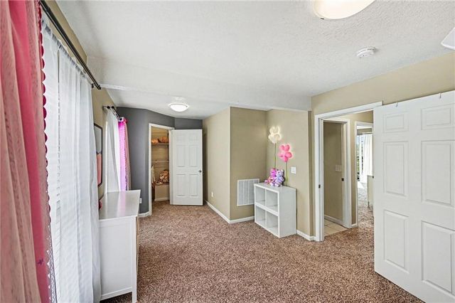 33 E 32nd Street, Kansas City, MO 64111