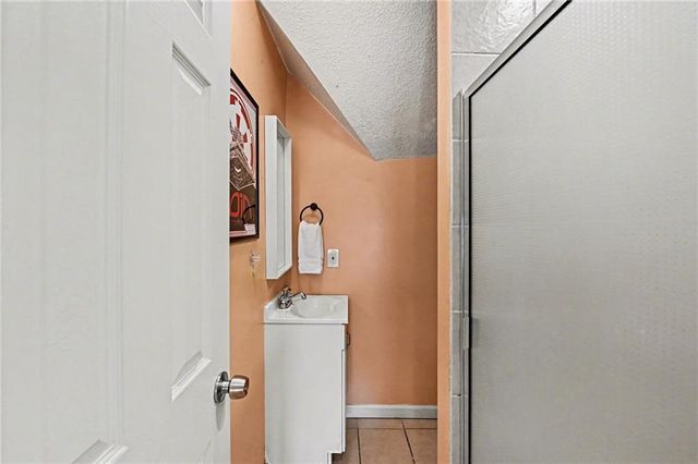 33 E 32nd Street, Kansas City, MO 64111