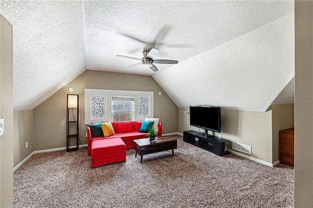 33 E 32nd Street, Kansas City, MO 64111