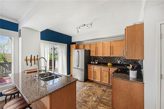 33 E 32nd Street, Kansas City, MO 64111