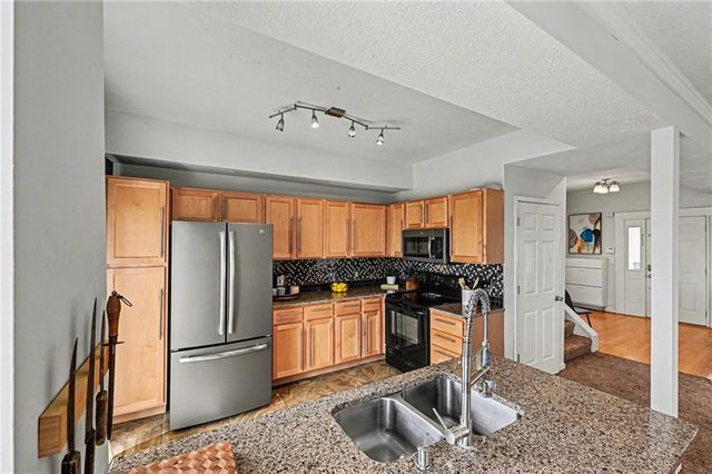 33 E 32nd Street, Kansas City, MO 64111