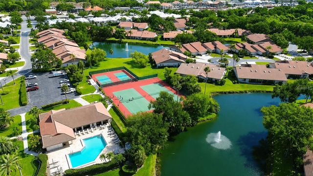 4068 WILSHIRE CIRCLE E 145, Sarasota, FL 34238