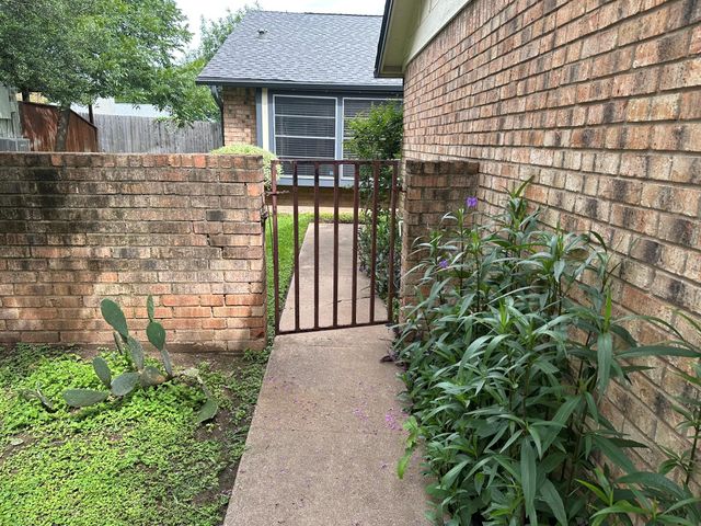 9217 Singing Quail DR 8E, Austin, TX 78758