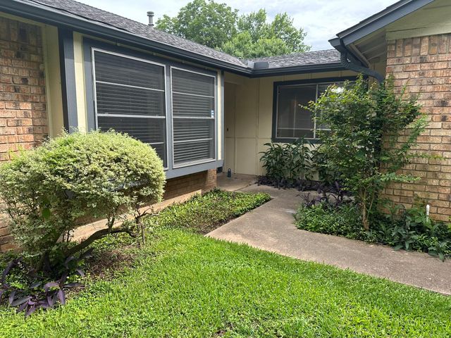 9217 Singing Quail DR 8E, Austin, TX 78758
