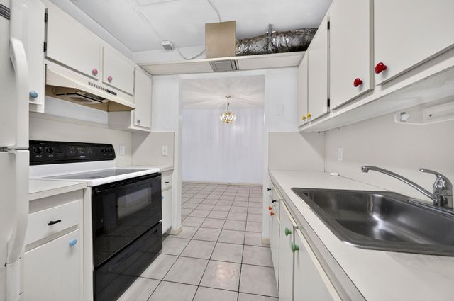 101 SW 132nd Way 215J, Pembroke Pines, FL 33027