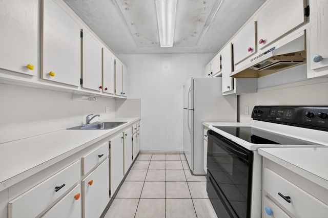 101 SW 132nd Way 215J, Pembroke Pines, FL 33027