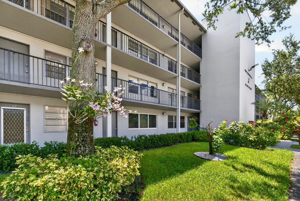 101 SW 132nd Way 215J, Pembroke Pines, FL 33027