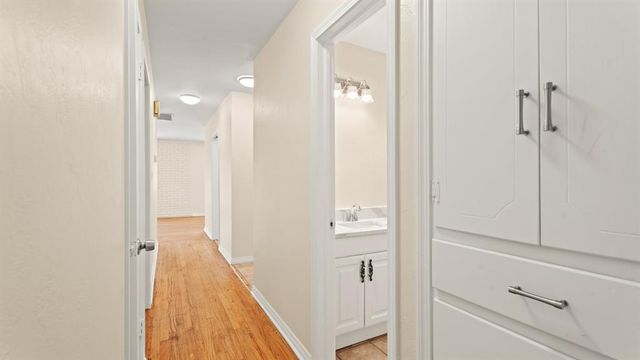 2716 Tottingham Road, The Village, OK 73120