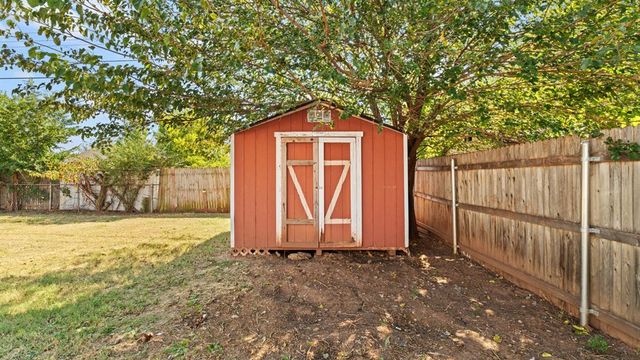 2716 Tottingham Road, The Village, OK 73120