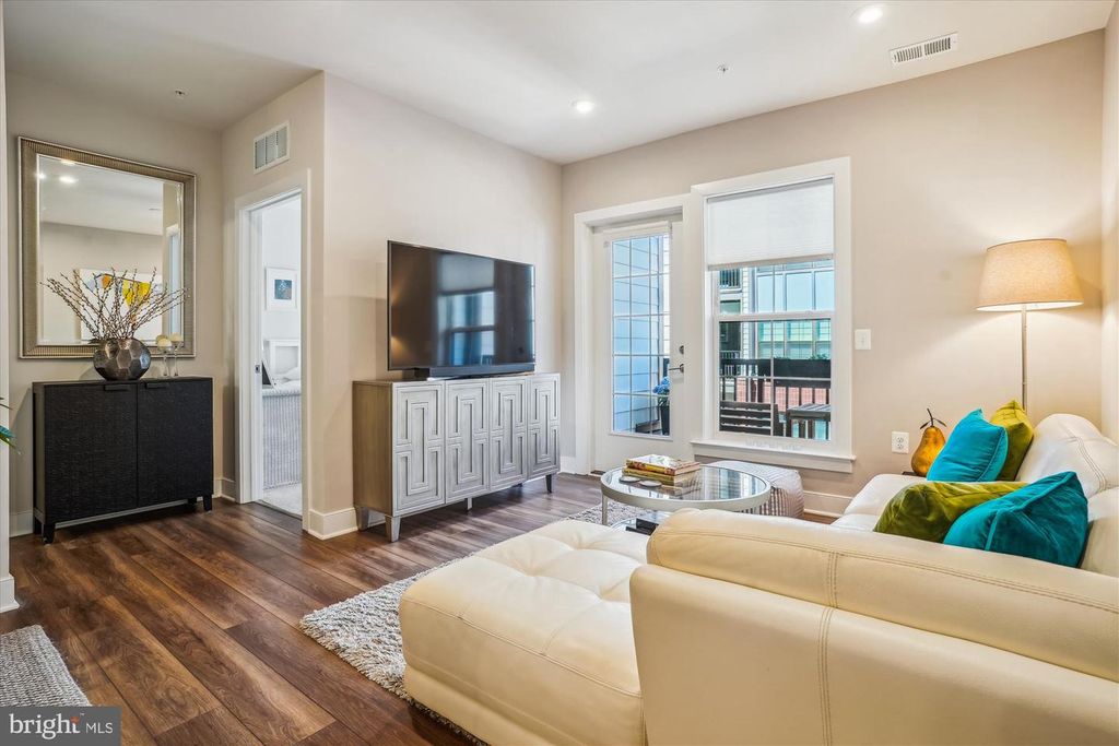 Image 11 of property listing at 102 SAINT IVES PL #209, National Harbor, MD 20745