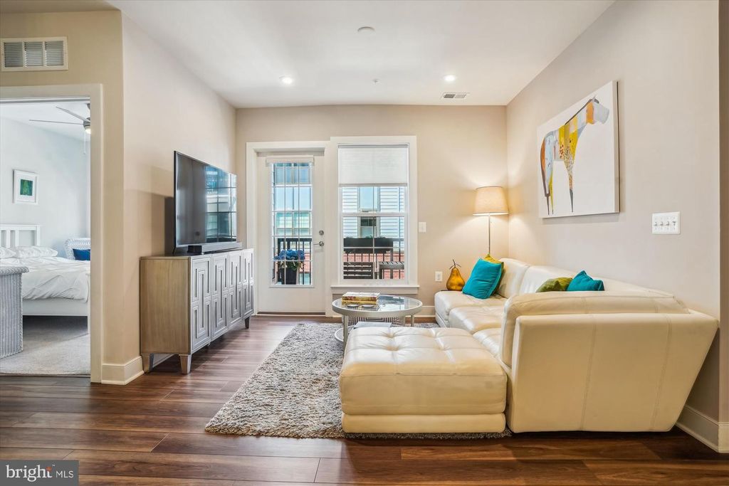 Image 13 of property listing at 102 SAINT IVES PL #209, National Harbor, MD 20745