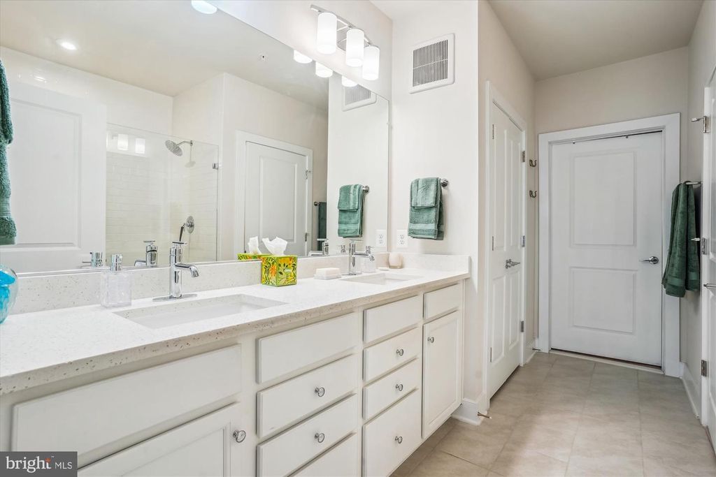 Image 17 of property listing at 102 SAINT IVES PL #209, National Harbor, MD 20745