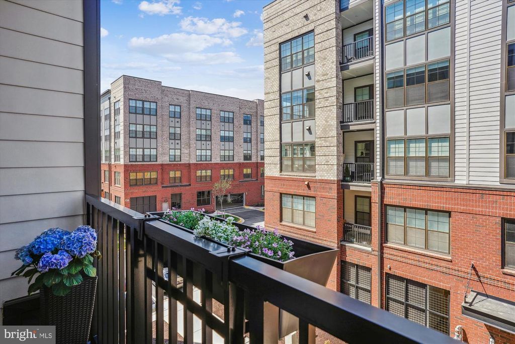 Image 25 of property listing at 102 SAINT IVES PL #209, National Harbor, MD 20745