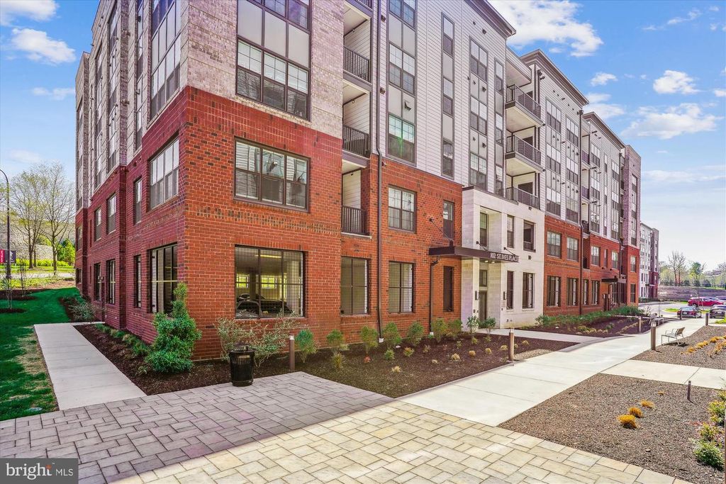 Image 26 of property listing at 102 SAINT IVES PL #209, National Harbor, MD 20745